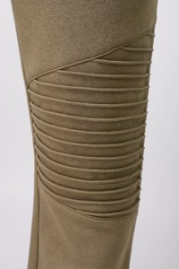 Πράσινες ελιάς φόρμες με επίπεδες ραβδώσεις στο μηρό, κατασκευασμένες από απαλό βαμβακερό μείγμα ύφασμα με ομαλή υφή.