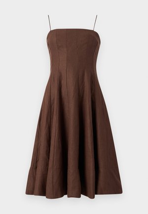 Vestido de lino marrón sin mangas con tirantes ajustables, cuerpo entallado y falda acampanada. Textura suave con costuras verticales y sin estampados.