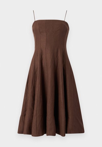 Braunes Leinen-Sommerkleid mit verstellbaren Spaghetti-Trägern, tailliertem Oberteil und schwingendem Rock. Glatte Textur mit vertikalen Nähten und ohne Muster.