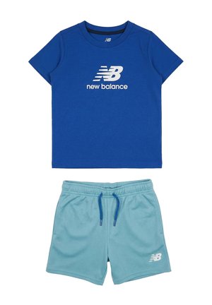 T-shirt New Balance blu a maniche corte con logo bianco abbinata a pantaloncini elasticizzati azzurri chiari con coulisse e piccolo logo.