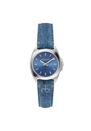 Modra denim ura na naramnici s ohišjem iz nerjavečega jekla. Modra številčnica ima srebrne oznake ur in kazalce, z logotipom blagovne znamke na mestu 12.