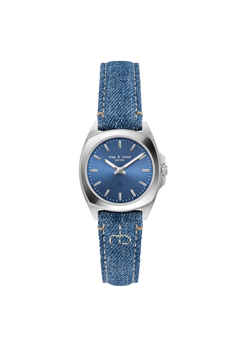 Kék farmer szíjjal rendelkező óra rozsdamentes acél házzal. A kék számlap ezüst órajelzőkkel és mutatókkal rendelkezik, a 12 ór�ás pozícióban a márka logójával.