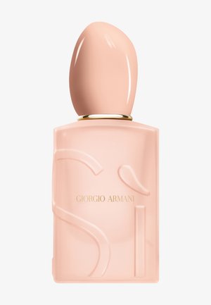 Weiche rosa Giorgio Armani Parfümflasche mit abgerundetem Verschluss, dezentem Präge-Design und goldenem Markennamen auf der Vorderseite.