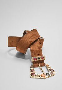 Ceinture en daim marron avec une boucle dorée ornée de pierres décoratives variées en rouge, noir, blanc et orange. Design de sangle plate.