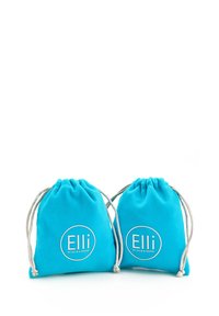 To blågrønne snørebags lavet af blødt stof, med et cirkulært hvidt logo med teksten "Elli by Julie & Grace" på fronten.