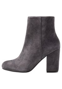 Bottine en daim grise avec un bout arrondi, un talon bloc haut, une texture lisse et un design minimaliste. Aucune quincaillerie ou motif visible.