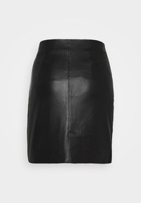 Mini-jupe en cuir noir à la texture lisse, avec un design simple, une couture centrale arrière, et une coupe droite sans ornements.