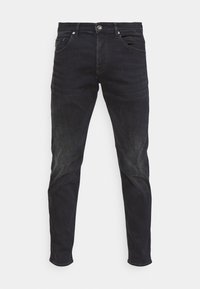 Jeans slim fit negros de mezclilla, con una cintura de altura media, cinco bolsillos y un acabado desgastado para un aspecto usado.