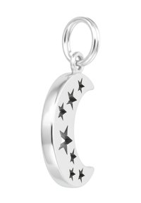 Ciondolo a forma di luna crescente argentata con incisioni di stelle nere, dotato di una finitura lucida e di un piccolo anello per il fissaggio.