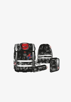 Set de mochila negra con un diseño de Spider-Man y acentos rojos. Incluye una mochila principal, una bolsa de cuerda, un estuche para lápices y un organizador.
