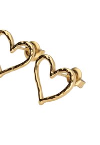 Gouden hartvormige oorbellen met een geslagen textuur en een open ontwerp, voorzien van een studsluiting voor een veilige bevestiging.