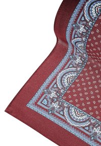 Jedwabny szal w głębokim burgundzie z misternymi niebieskimi wzorami paisley i floralnymi. Krawędzie elegancko wykończone gładką, jedwabistą teksturą.