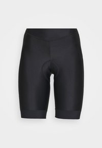 Mustat pehmustetut pyöräilyshortsit polven yläpuolelle ulottuvalla pituudella ja vahvistetulla saumurilla haaroissa, yksinkertaisen valkoisen taustan edessä.