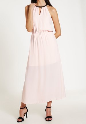 Robe longue en tissu rose doux, avec un col halter et une ouverture en forme de goutte, un décolleté orné, une taille cintrée et une jupe fluide.