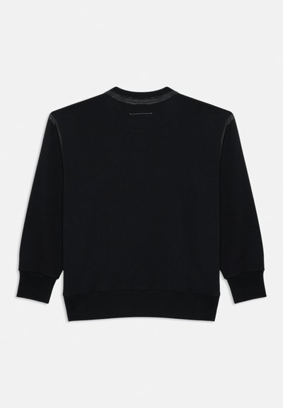 Svart genser, bomullsblanding, rund hals, lange ermer, ribbestrikkede mansjetter og hem, subtil sømdetalj på baksiden. Glatt tekstur, uformell design.
