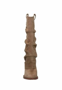 Bruine suede enkellaars met een slouchy ontwerp en een platte zool, voorzien van trekbanden aan de bovenkant voor gemakkelijke aan- en uittrekken.