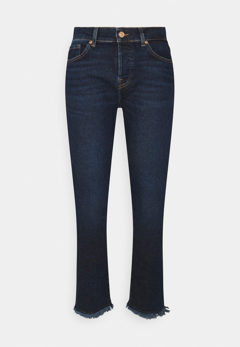 Jeans de mezclilla azul oscuro con cintura alta, piernas estrechas y dobladillo deshilachado. Presenta un botón en tono dorado y un diseño clásico de cinco bolsillos.