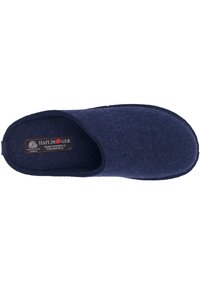 Pantofole in lana blu navy con una texture liscia e feltrosa, design con retro aperto e un'etichetta che dettaglia il materiale e il marchio sulla soletta.