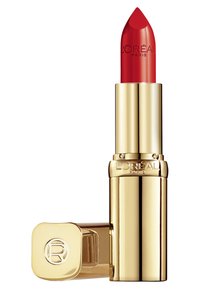 Rode lippenstift in een gouden metalen behuizing met een puntige tip en een gegraveerde merknaam. De dop heeft een cirkelvormig logo. Compacte formaat voor eenvoudige hantering.