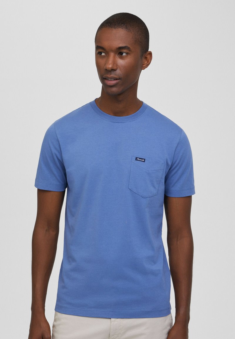 T-shirt blu a maniche corte in cotone, con taschino sul petto e etichetta. Tessuto liscio e collo a giro classico.