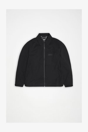 Zwarte jas met ritssluiting, kraag en borstzak met geperst "RAINS" logo, plat uitgestald op een witte achtergrond.