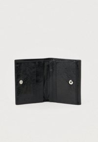 Čierna peňaženka z umelej kože s textúrovaným povrchom, vybavená viacerými priehradkami na karty a zapínaním na cvok. Kompaktný dizajn s obdĺžnikovým tvarom.