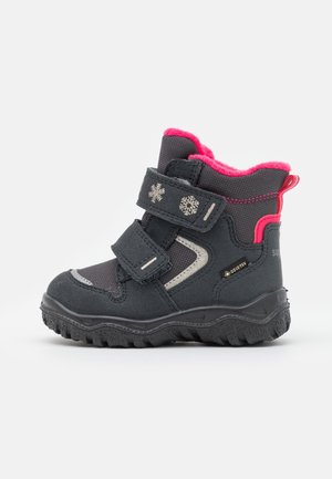 Botte d'hiver enfant gris foncé avec doublure rose, doubles bandes Velcro, motifs flocons de neige et semelle robuste, conçue pour temps froid et usage extérieur.