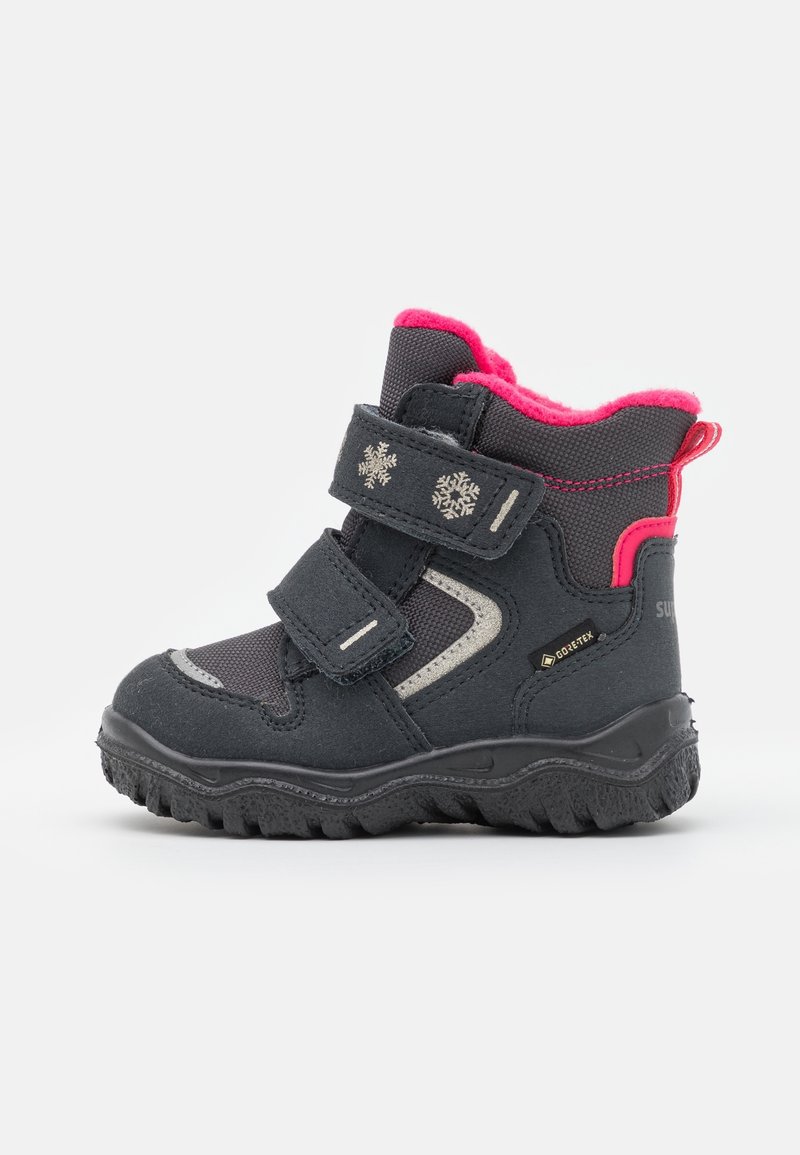 Botte d'hiver enfant gris foncé avec doublure rose, doubles bandes Velcro, motifs flocons de neige et semelle robuste, conçue pour temps froid et usage extérieur.