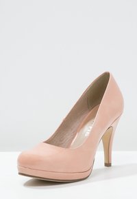 Růžové semišové lodičky na vysokém podpatku s kulatou špičkou a platformou, s tenkým jehlovým podpatkem a hladkou texturou.