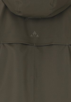 Veste vert olive foncé présentant une texture lisse et mate, avec un logo imprimé sous la capuche et des détails de couture le long du dos.
