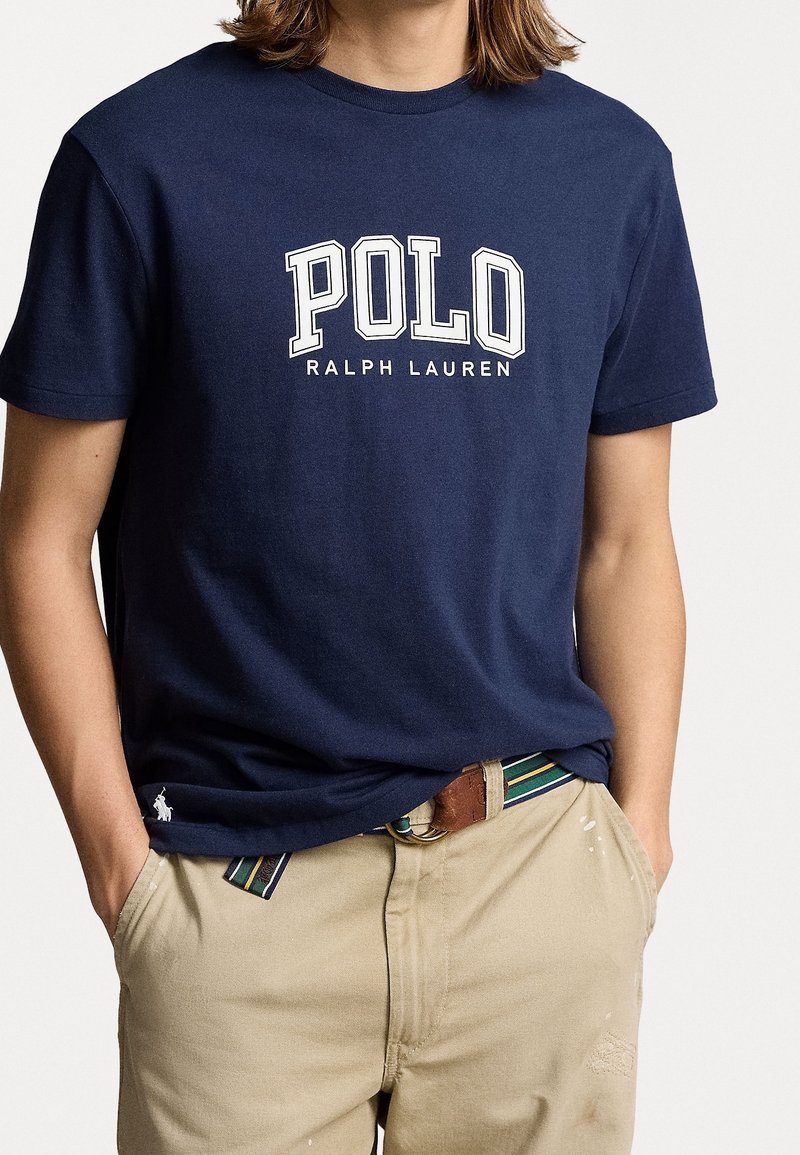 Námořnické bavlněné tričko s bílým logem "POLO RALPH LAUREN", kulatým výstřihem, krátkými rukávy a malým logem na spodním levém rohu.