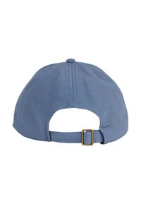 Cappello da baseball blu con tessuto texturizzato, cinturino regolabile e fermaglio metallico sul retro. Corona rotonda con finitura liscia.