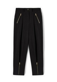 Zwarte broek van gladde stof met zijzakken en gouden ritsaccenten, en een knoopsluiting aan de voorkant. Op maat gemaakte, geplooide ontwerp.