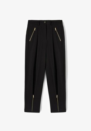 Schwarze Hosen aus glattem Stoff mit Seitentaschen, die goldene Reißverschlussakzente aufweisen, und einem vorderen Knopfverschluss. Maßgeschneiderte, gefaltete Gestaltung.