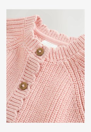 Világos rózsaszín kötött kardigán fodros gallérral, két kerek barna gombbal és címkével, bordázott mintázatú texturált anyagból.