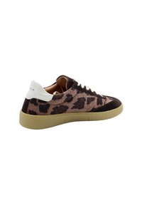 Sneakers z różowym i brązowym nadrukiem w panterkę, z zamszowymi akcentami, białym paskiem na pięcie i beżową gumową podeszwą. Zapięcie na sznurówki z przodu.