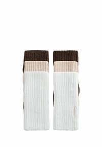 Sada štyroch rebrovaných ponožiek v hnedej, béžovej a bielej farbe, s kombináciou jednofarebných a vzorovaných textúr. Mäkký materiál s rôznou výškou.