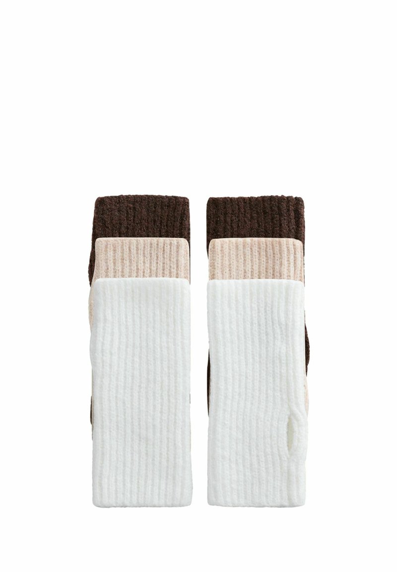 Sada štyroch rebrovaných ponožiek v hnedej, béžovej a bielej farbe, s kombináciou jednofarebných a vzorovaných textúr. Mäkký materiál s rôznou výškou.