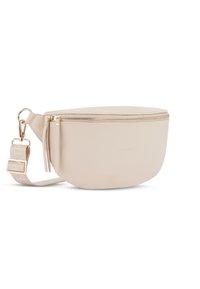 Jasno beżowa skórzana torebka na ramię w kształcie owalu, z zamkiem błyskawicznym na górze, złotymi akcentami oraz odpinanym materiałowym paskiem.