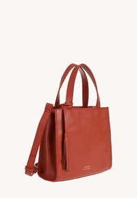 Sac à main en cuir rouge avec une finition texturée, double poignée supérieure, une bandoulière amovible et un accent de pompon. Présente un design structuré.