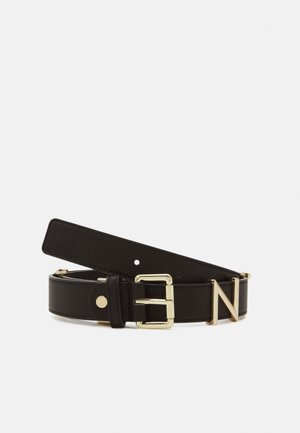 Sort læderbælte med guldfarvet rektangulært spænde og guldbogstavet "N" som detalje, rullet sammen på en hvid baggrund.