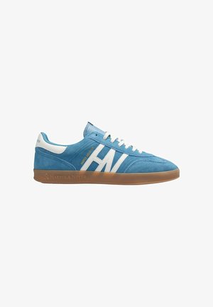 Blauer Wildleder-Sneaker mit weißen Schnürsenkeln, weißem Markenlogo und brauner Gummisohle, Seitenansicht mit "Harper & Neyer" Logo auf Sohle und Obermaterial.