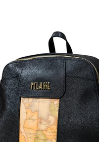 Zaino in ecopelle nera con superficie texturizzata, zipper dorata e un pannello anteriore con una stampa di una mappa vintage in colori tenui.