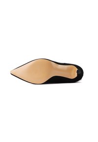 Stivale in suede nero con tacco a spillo e punta appuntita, caratterizzato da una suola beige liscia e un accento testurizzato sul retro del tacco.