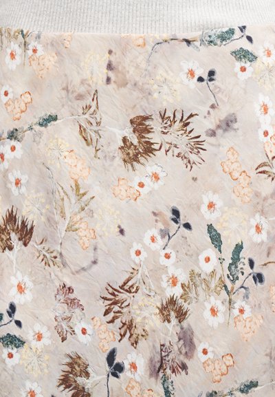 Ύφασμα με άνθη που διαθέτει απαλά παστέλ χρώματα, με περίπλοκα σχέδια λευκών λουλουδιών, πορτοκαλί λεπτομέρειες και φυλλώδη μοτίβα σε υφασμένο φόντο.