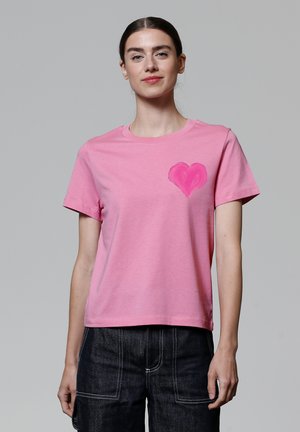 Roze katoen T-shirt met een hartontwerp in een contrasterende kleur, korte mouwen, ronde hals en een relaxte pasvorm.