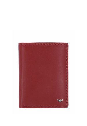 Portefeuille bi-pli en cuir rouge avec coutures visibles et petit emblème logo argenté dans le coin inférieur droit sur fond blanc.