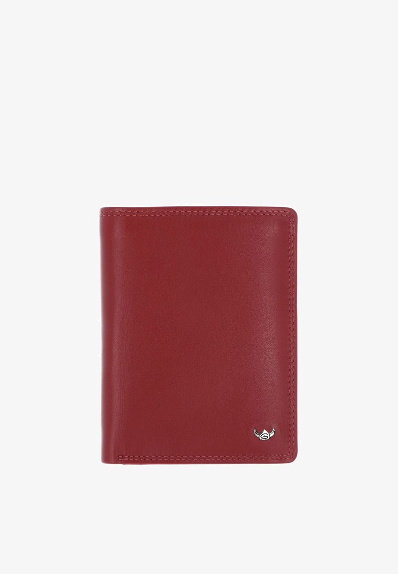 Portefeuille bi-pli en cuir rouge avec coutures visibles et petit emblème logo argenté dans le coin inférieur droit sur fond blanc.