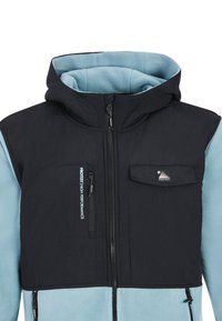 Hooded jack met een zwarte polyester buitenlaag en een lichtblauwe fleece voering. Voorzien van een ritsborstzak en verstelbare manchetten.