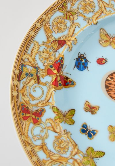Μπλε πορσελάνινο πιάτο με περίτεχνα χρυσά λουλουδένια σχέδια και διάφορες πολύχρωμες πεταλούδες και πασχαλίτσες σε πολλαπλά σχέδια και μεγέθη.